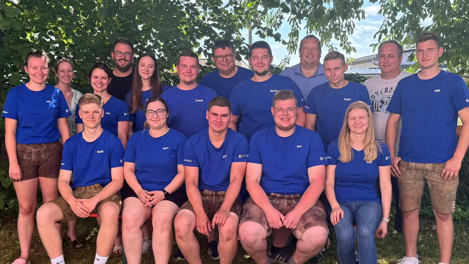 Das Führungsteam der Kaltenbrunner Kirwaleit, vorne sitzend Zweiter von rechts, Vorsitzender Timo Schönberger, hintere Reihe die Gemeindevertreter.. (Bild: Siegfried Bock)