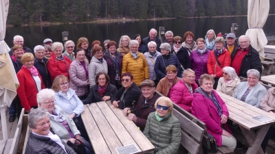 Am Fichtelsee endete die Schlemmerreise der Seniorengemeinschaft (Bild: Walther Hermann)