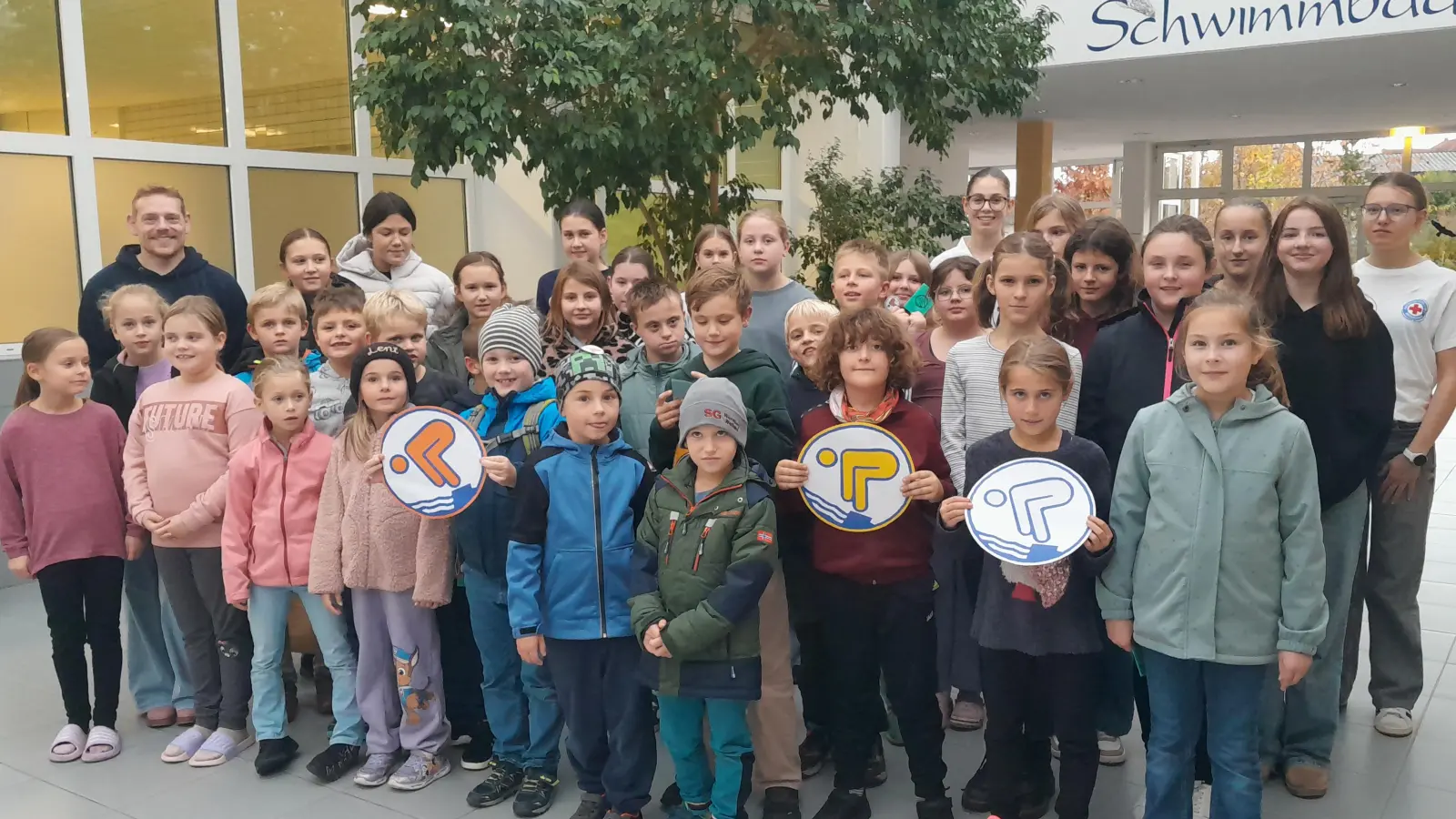 Die Kinder der Wasserwachtsortsgruppe Wernberg-Köblitz waren erfolgreich beim Deutschen Schwimmabzeichen. (Bild: Sigi Spindler)