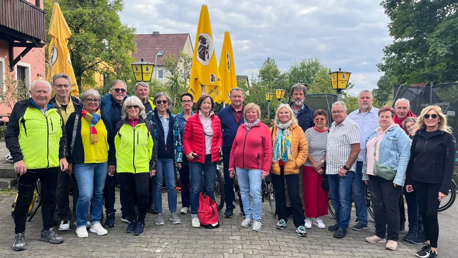 Die Radlergruppe der Siedlergemeinschaft nach der Ankunft in Süß (Bild: Silke Scharf)