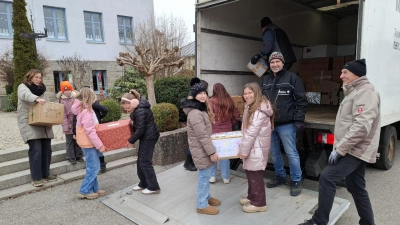 Beim Einladen wurden die Viertklässler von ihrer Lehrerin Ann-Kathrin Bauer (li) und von der Truckerbesetzung (v.r.) Josef Woppmann, Lugge Wüst und Steffan Gruener (auf dem Lkw) unterstützt. (Bild: Karl Ziegler)
