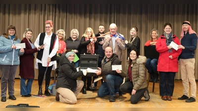 Das Foto zeigt die Akteure beim dritten Teil der Spendenübergabe. Hierzu hatten sich die verschiedenen Vertreterinnen der Bücherei “St. Michael” und der Grafenwöhrer Kitas “St. Theresia”, “Kunterbunt”, “St. Josef Hütten” und der SVE (Schulvorbereitende Einrichtung) eingefunden. Insgesamt kam ein Betrag von 3000 Euro zur Ausschüttung, der aus dem Erlös des Wintertheater 2025<br>mit dem Titel „Happy Birthday, Kate!“ stammt. (Bild: Theatergruppe Grafenwöhr)