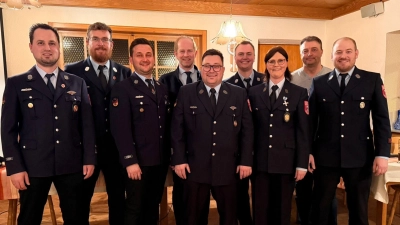 von links nach rechts: Stephan Schwarz, Kommandant Stefan Mutzbauer, Fabian Schloßer, Bürgermeister Konrad Kiener, Alexander Frey, Lars Winkelmann, Vorsitzende Bettina Maunz, Marktrat Alexander Linek, stellv. Vorsitzender Michael Raab. (Bild: Daniel Maunz)