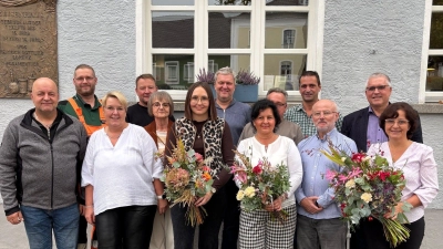 Von links: Bernhard Beierlein, Gerhard Pamler und Ingeborg Schlosser vom Personalrat, Bauhofleiter Uwe Groß, Kindergartenleiterin Gabi Schönberger, Marina Hauer, Geschäftsleiter Bernhard Baumer, Eva Rolke, Markus Muntanjohl, Thomas Graf, Bernhard Weiß, Bürgermeister Richard Tischler, Sabine Holzgartner. (Bild: Karin Wilnauer)