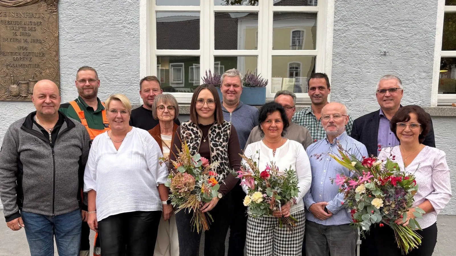 Von links: Bernhard Beierlein, Gerhard Pamler und Ingeborg Schlosser vom Personalrat, Bauhofleiter Uwe Groß, Kindergartenleiterin Gabi Schönberger, Marina Hauer, Geschäftsleiter Bernhard Baumer, Eva Rolke, Markus Muntanjohl, Thomas Graf, Bernhard Weiß, Bürgermeister Richard Tischler, Sabine Holzgartner. (Bild: Karin Wilnauer)