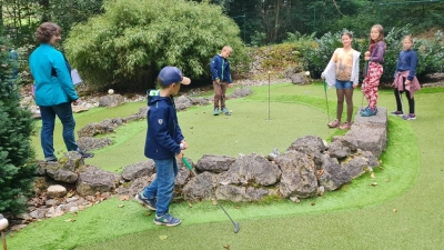 Ist der drin oder nicht? - Eine der Gruppe beim Adventure Golf (Bild: Stefan Haas)