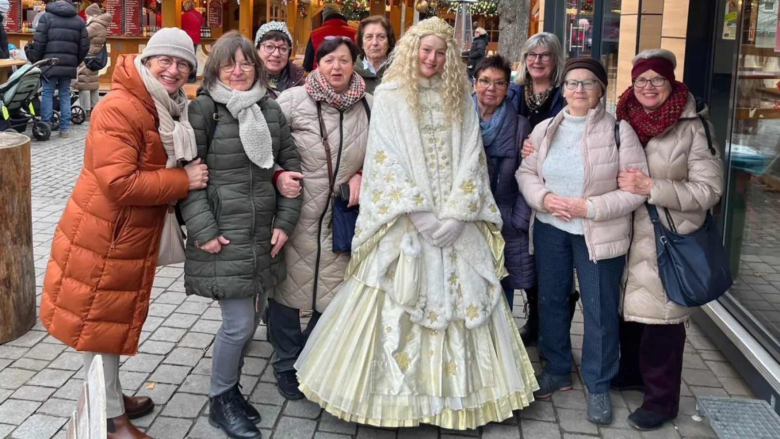 Neustädter Seniorinnen mit dem Fürther „Christkindl”. (Bild: Gabriele Fröhlich)