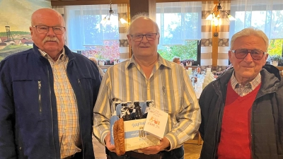Hans-Jürgen Reitzenstein (li) und Hans Zangl (re) gratulierten Martin Lotter mit einem Bier und Brotzeitpräsent zum 70. Geburtstag (Bild: Armin Kraus)