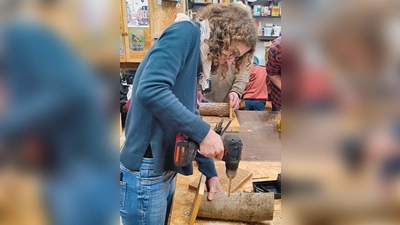 Konzentriertes Bohren.  (Bild: Albert Hirmer)