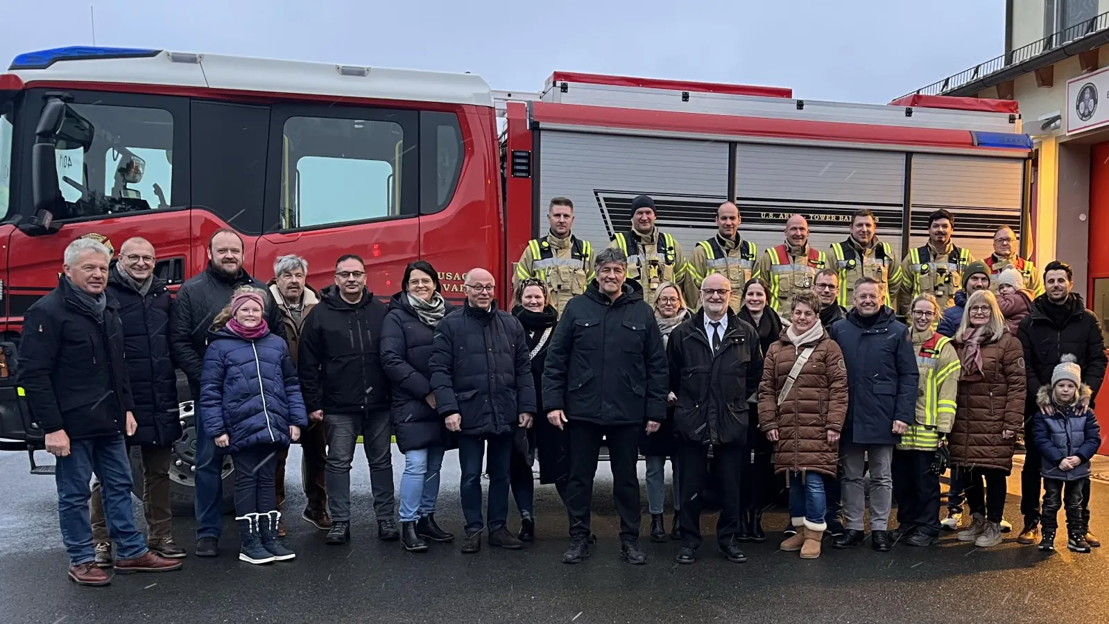 Eine starke CSU-Delegation mit Bürgermeister, Landrat, Landtagsvizepräsident, Stadträten und Stadtratskandidaten stattete den Diensthabenden in den Tower Barracks am Silvestertag einen Besuch ab. (Bild: Gerald Morgenstern)