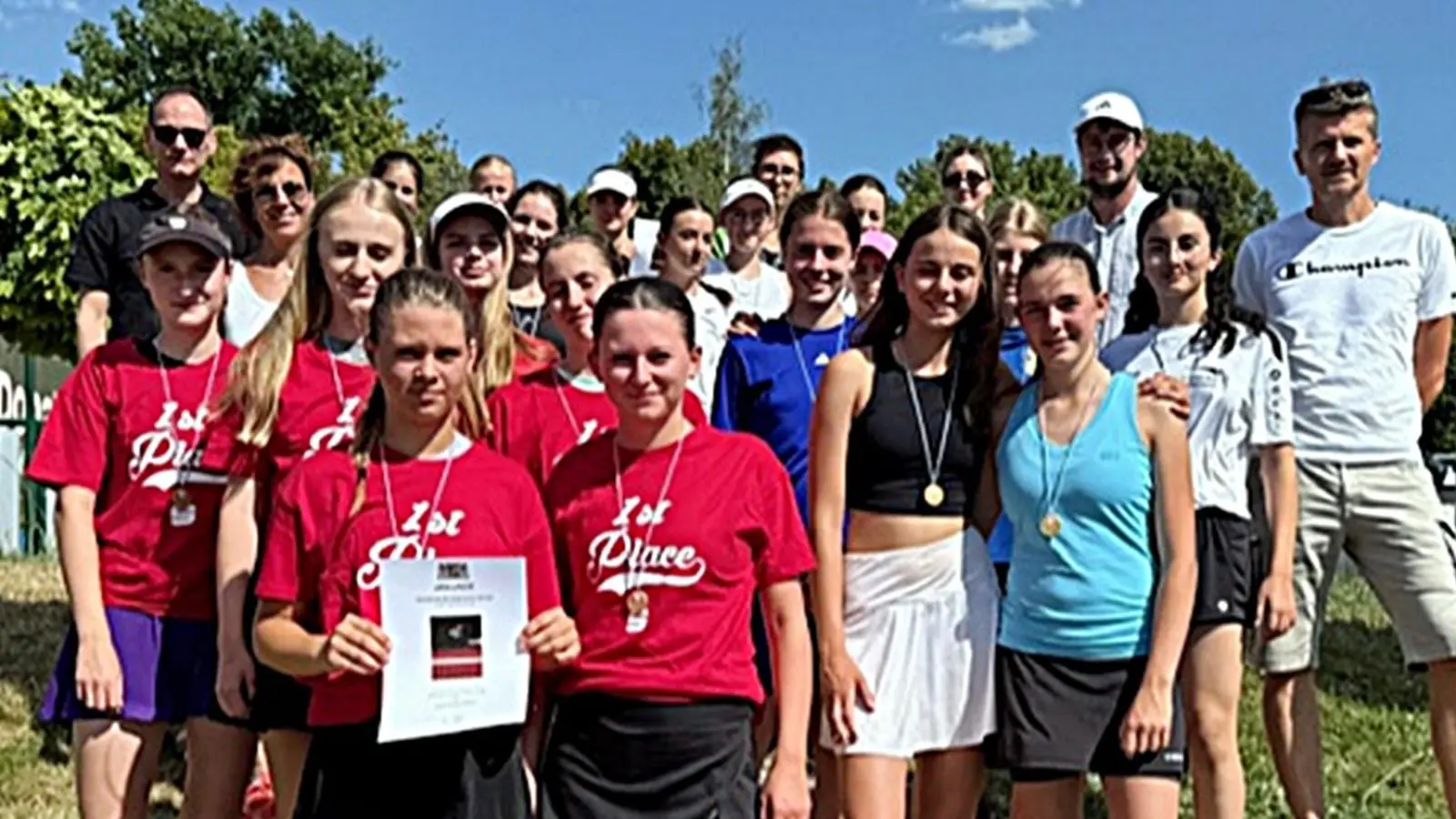 Mit einem verdienten Erfolg für die Mädchen des Augustinus-Gymnasiums -in rot- endete ein Tag voller Einsatz, Teamgeist und Sportfreude. Sie dürfen nun weiter auf den Landesentscheid hoffen. (Bild: Reinhard Kreuzer)