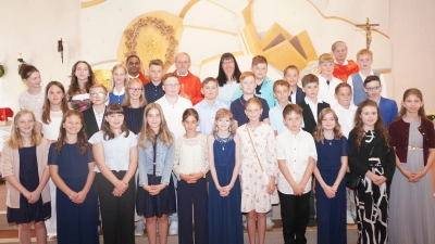 Firmlinge aus der Pfarrei Waldthurn und Letzau mit Domdekan em. Prälat Dr. Josef Ammer (hinten Mitte) und Kerstin Wallmeyer (rechts daneben) (Bild: Franz Völkl)
