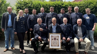 Gratulationen von Bürgermeister Thomas Kleber (v.l.) gingen an Janine Krämer als Gruppenführerin und Löschmeisterin, an alle aktiven und langjährigen Mitglieder der FFW für die erfolgreiche Lehrgangsteilnahme und Treue.. (Bild: Karl Ziegler)