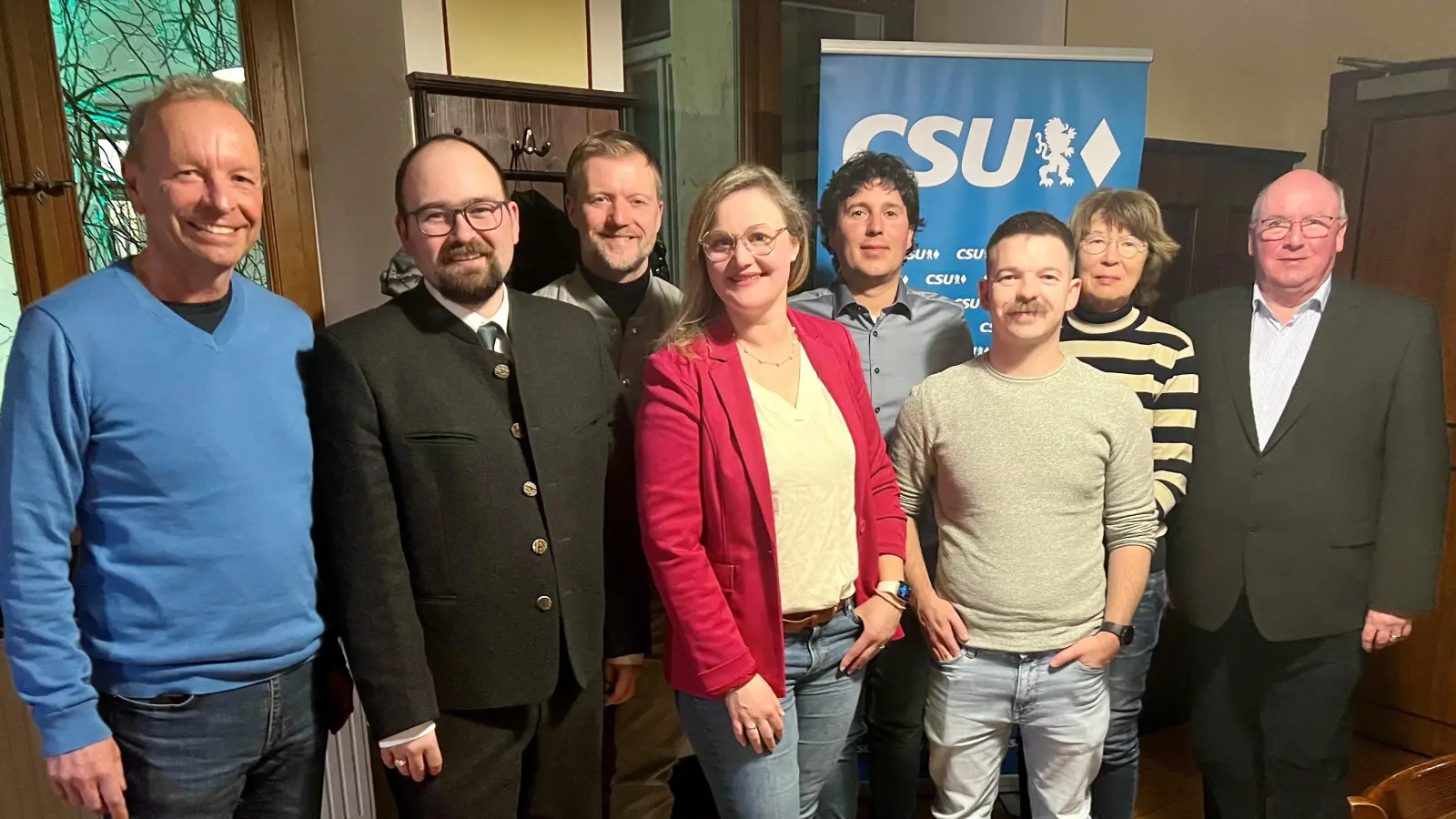 V.l.n.r.: Kreisvorsitzender Thomas Bärthlein, Maximilian Großer, Sven-Collin Junginger, Ortsvorsitzende Kathrin Fischer, Dr. Robert Winkler, Wolfgang Preuß, Karin Lebe, Michael Koller (Bild: Karin Gmeiner )