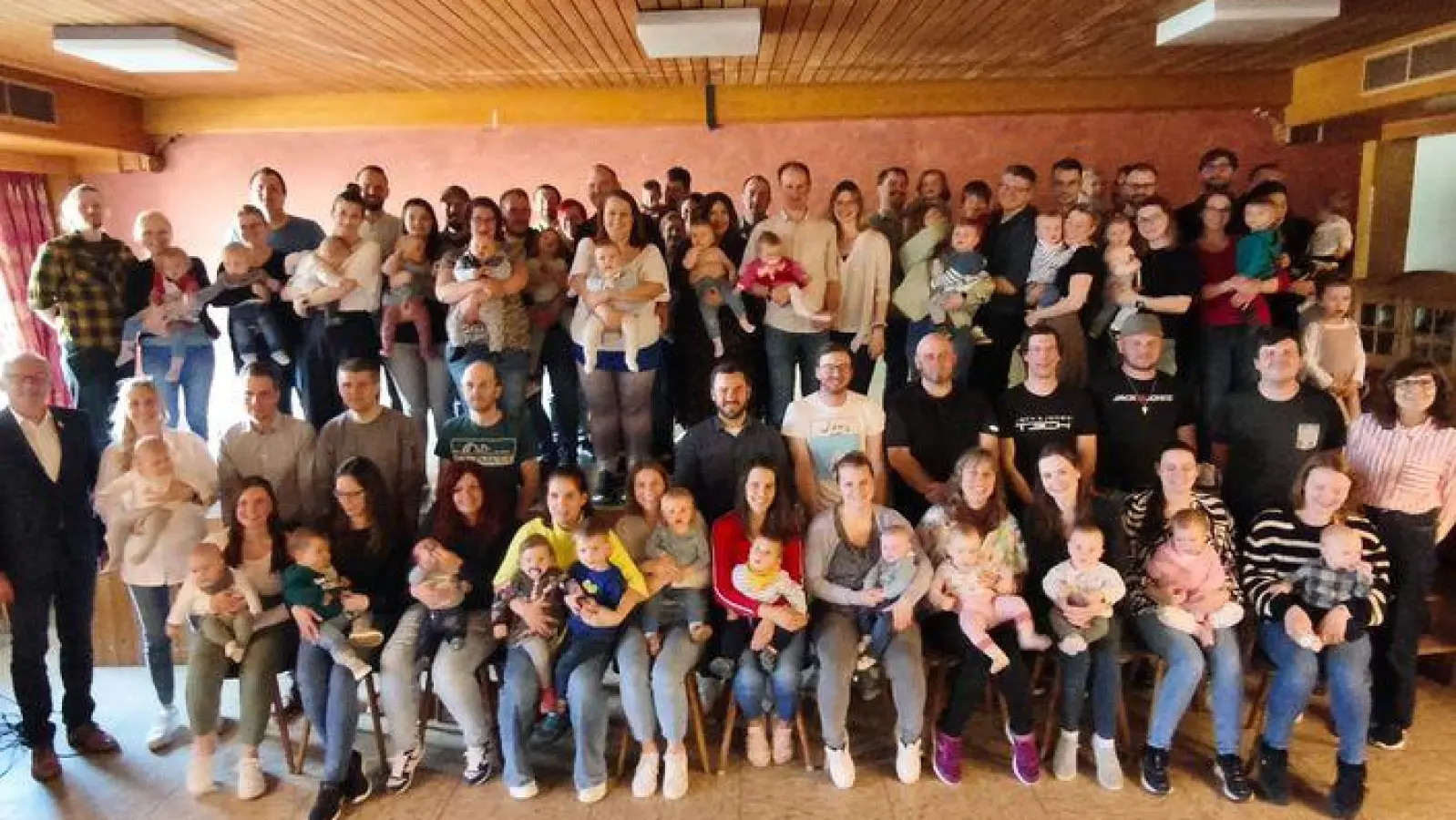 Eltern und Kinder bei der Medaillenübergabe in Hahnbach 1.v. links unter Reihe stehend Bürgermeister Bernhard Lindner, 1.v. rechts untere Reihe stehend 3. Bürgermeisterin Evi Höllerer (Bild: Diane Schoberth)