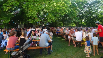 (bas) <br>Der große Walnussbaum im Pfarrgarten Wutschdorf sorgte für angenehme Temperaturen beim italienischen Abend des Obst- und Gartenbauvereins.<br> (Bild: Michaela Kopp)
