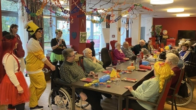 Gemeinsame Faschingsfeier zum Weiberfasching in der Hutzastubn Kemnath mit den Gästen aus Erbendorf. (Bild: Hutzastubn Kemnath/exb)
