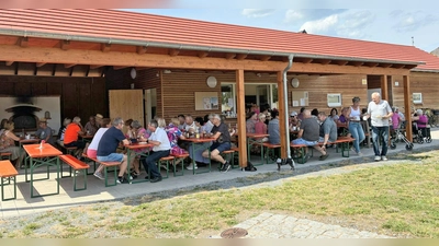 Im Schatten unterm Dach vom Versorgungshaus im Bürgerpark wurde Kaffee und Kuchen genoßen. (Bild: Bernd Wagner)