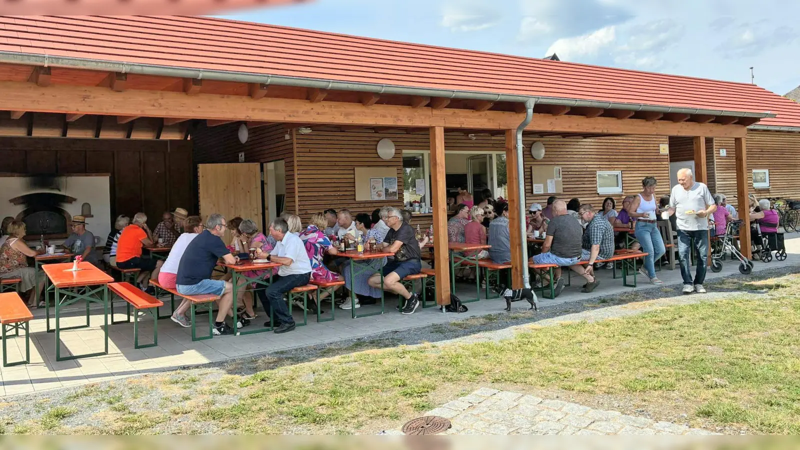 Im Schatten unterm Dach vom Versorgungshaus im Bürgerpark wurde Kaffee und Kuchen genoßen. (Bild: Bernd Wagner)