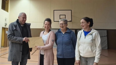 Spendenübergabe der Wählergemeinschaft „Unsere Gemeinde” an die Übungsleiterinnen des Kinderturnens. (Bild: Inge Behringer )