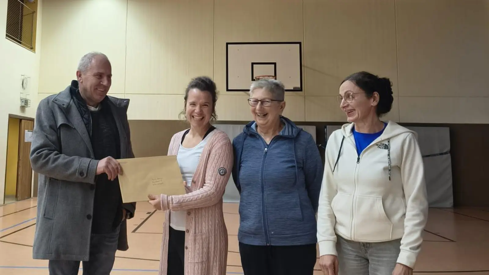 Spendenübergabe der Wählergemeinschaft „Unsere Gemeinde” an die Übungsleiterinnen des Kinderturnens. (Bild: Inge Behringer )