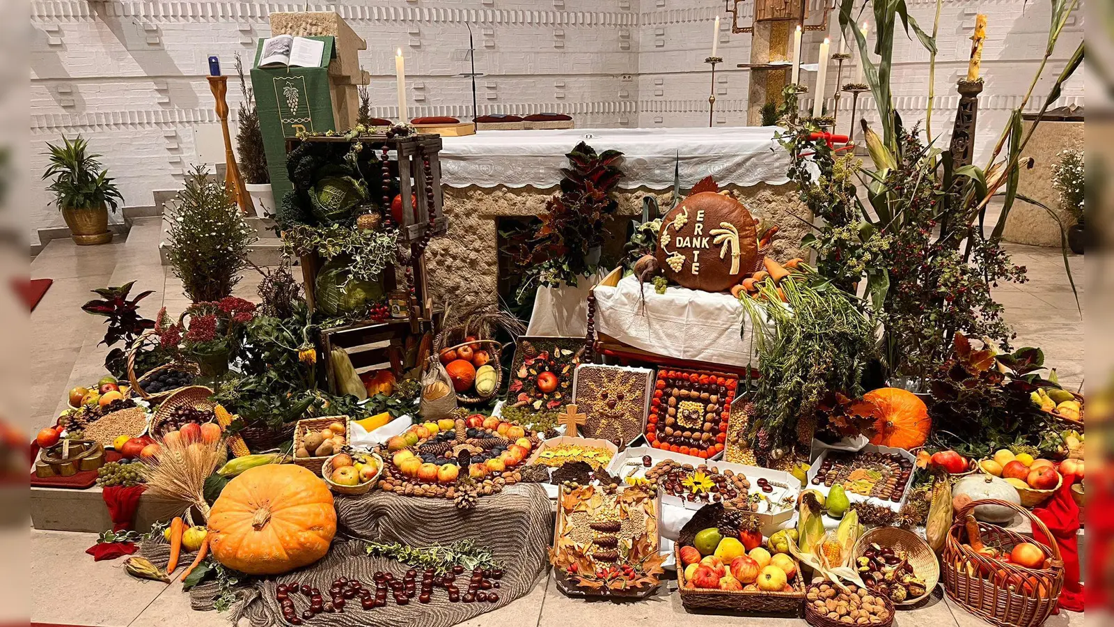 Erntedankaltar in Kirchenthumbach. (Bild: Alfred Kick)