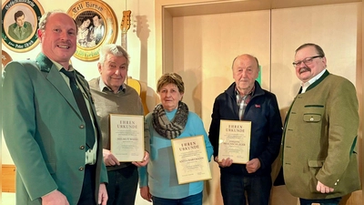 Bürgermeister Alfred Stier und 1. Schützenmeister Peter Riedl bei der Übergabe der Ehrenurkunden.  (Bild: Theresa Scharl)