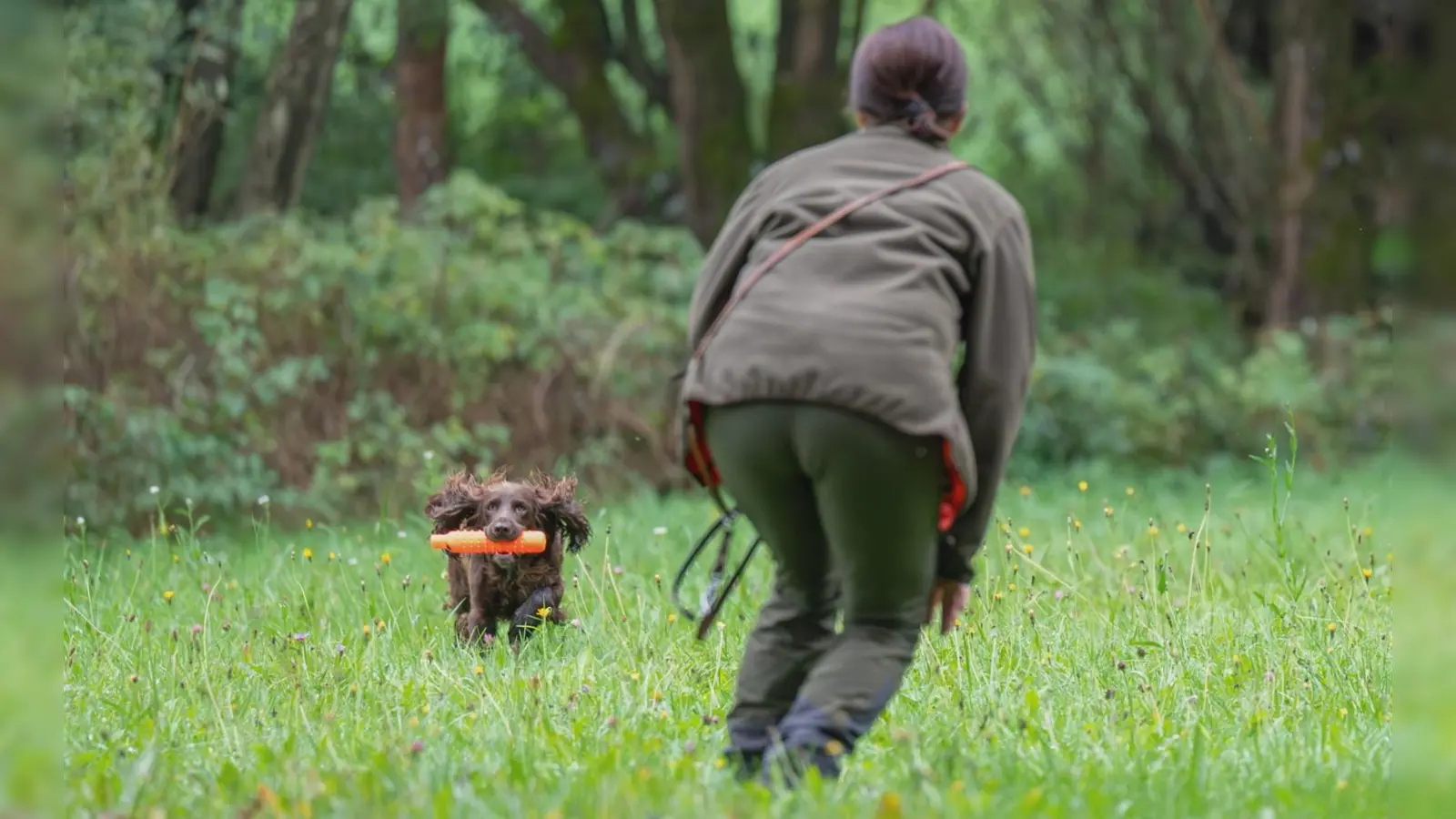 Die Jägerin Ulrike mit Hündin „Phina” beim Apportieren (Bild: Christin Thumann)