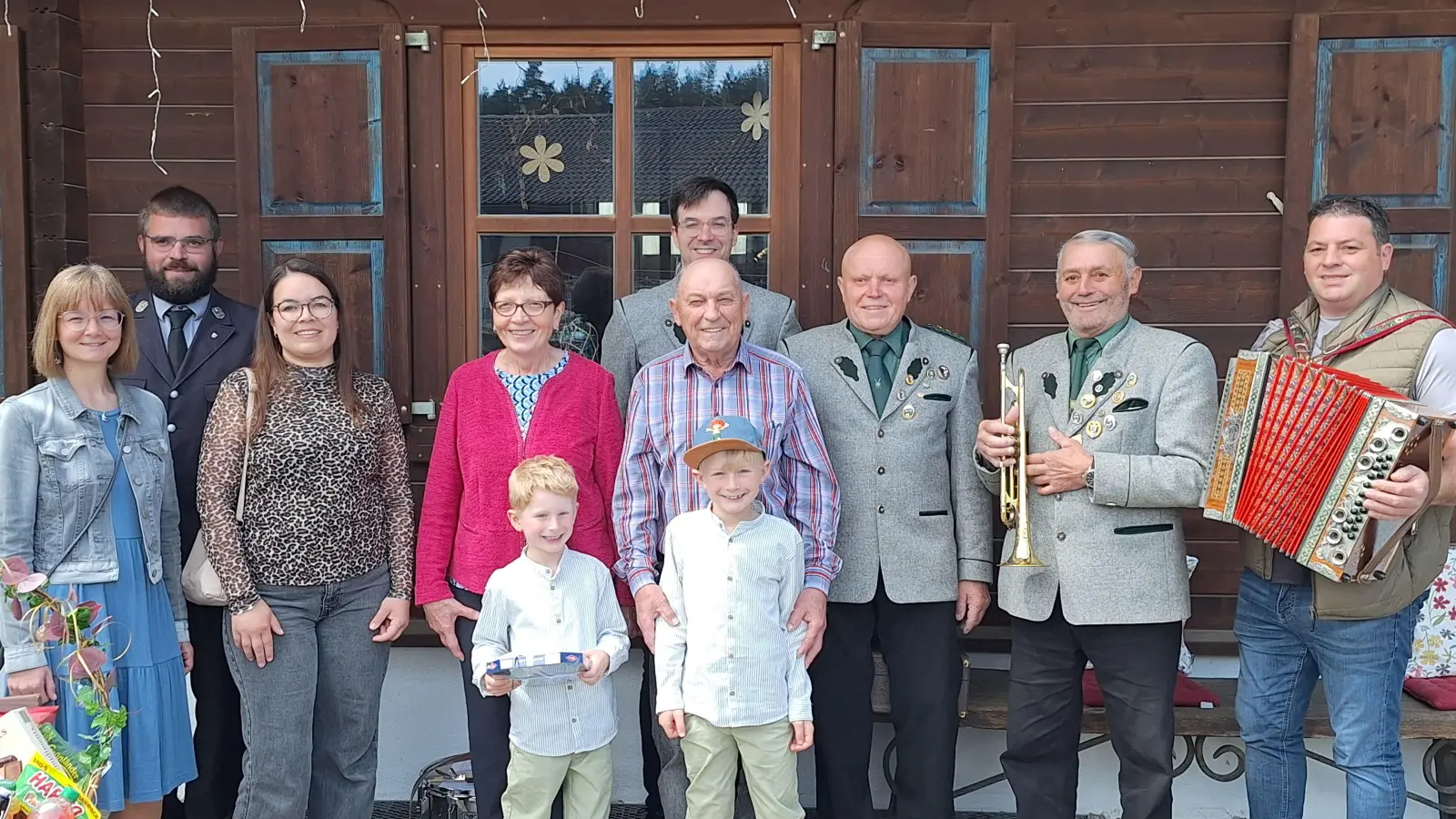Der Jubilar zusammen mit einigen Gratulanten und den Abordnungen der Vereine. Von links: Kerstin Voith, Tobias Kiperl, Tanja Wettinger, Monika Malzer, Sebastian Putzer (ganz hinten), Hermann Malzer, Helmut Kipferl, Andreas Gleißner sen. und Andreas Gleißner jun. Vorne die beiden Enkelkinder Leo und Samuel. (Bild: Daniela Malzer)