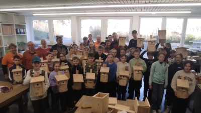 Stolz präsentieren die Firmlinge ihre selbstgebauten Nistkästen. (Bild: Norbert Herrmann)