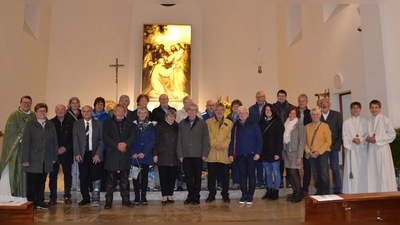 Ihr Ehejubiläum feierten 22 Ehepaare aus der Pfarrgemeinde Moosbach. Dazu gratulierte ihnen Pfarrer Udo Klösel und wünschte ihnen noch viele gemeinsame Jahre Hand in Hand. (Bild: Peter Garreiss)