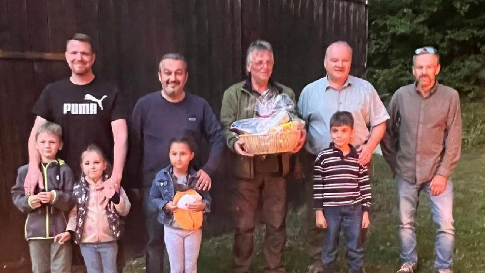 Für den treuen Jagdgast Josef Stranner aus Kärnten (Mitte) gab es einen Geschenkkorb von Revierpächter ;Manfred Lubrich (Zweiter von rechts) und seinen Mitjägern. (Bild: Manfred Lubrich)