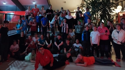 Für rund 50 Ministranten ging es ins „Jump &amp; Climb” nach Hof. (Bild: Pfarramt Kemnath/exb)