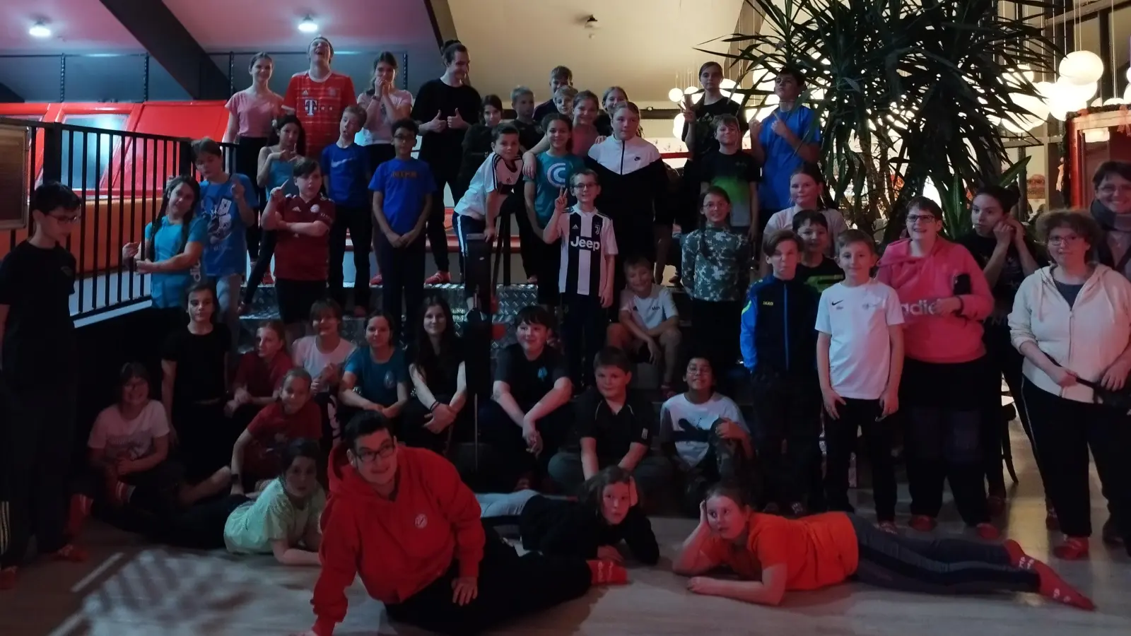 Für rund 50 Ministranten ging es ins „Jump &amp; Climb” nach Hof. (Bild: Pfarramt Kemnath/exb)