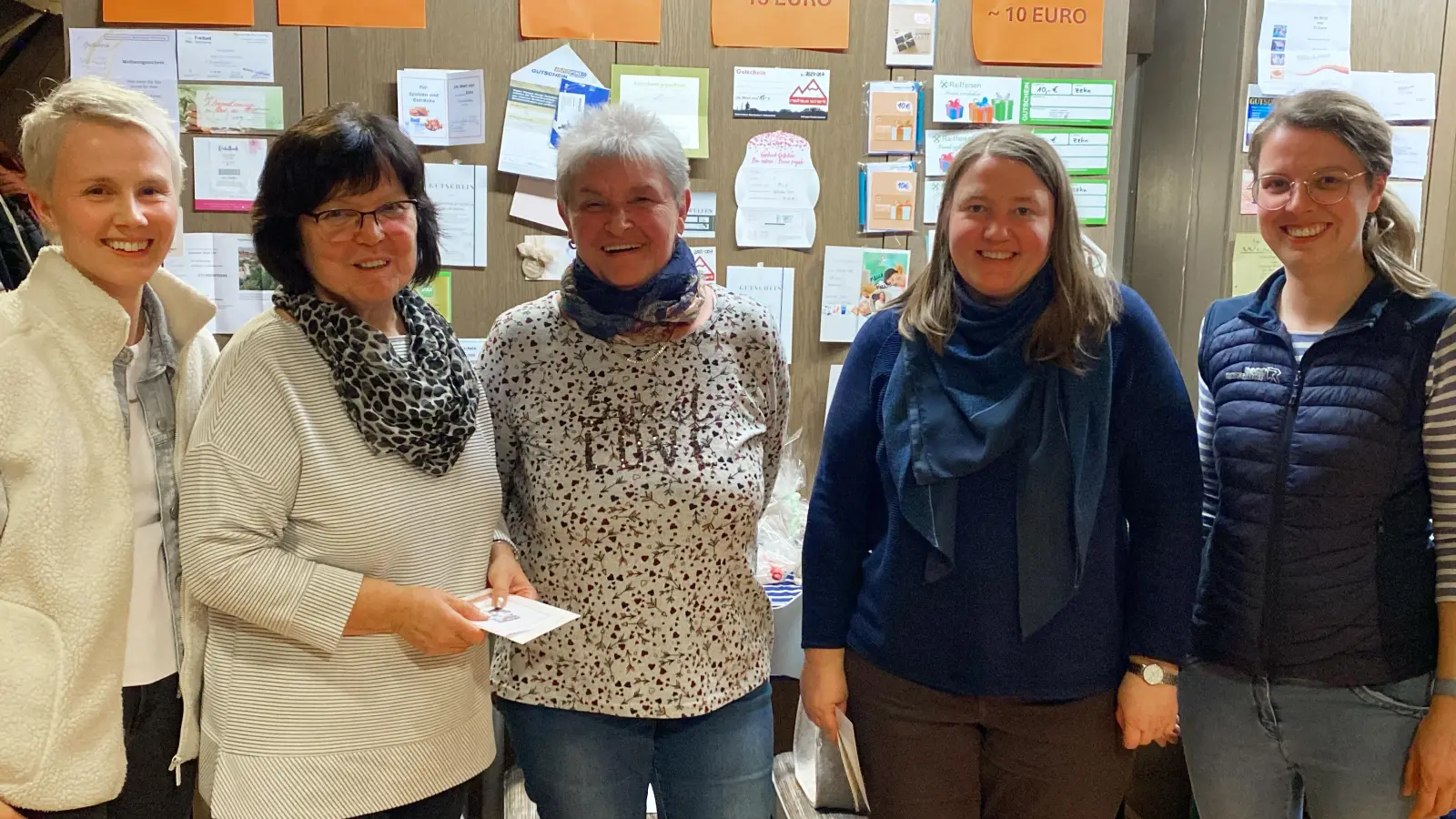 Die drei glücklichen Gewinnerinnen mit den beiden Vorsitzenden des Kindergartenfördervereins. (Bild: Nadine Meier)