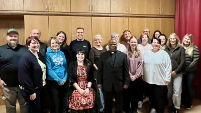 Die neu gewählten Pfarrgemeinderäte der Pfarrei Wutschdorf und der Expositur Etsdorf mit Pfarrer Moses Gudapati. (Bild: Ina Piehler )