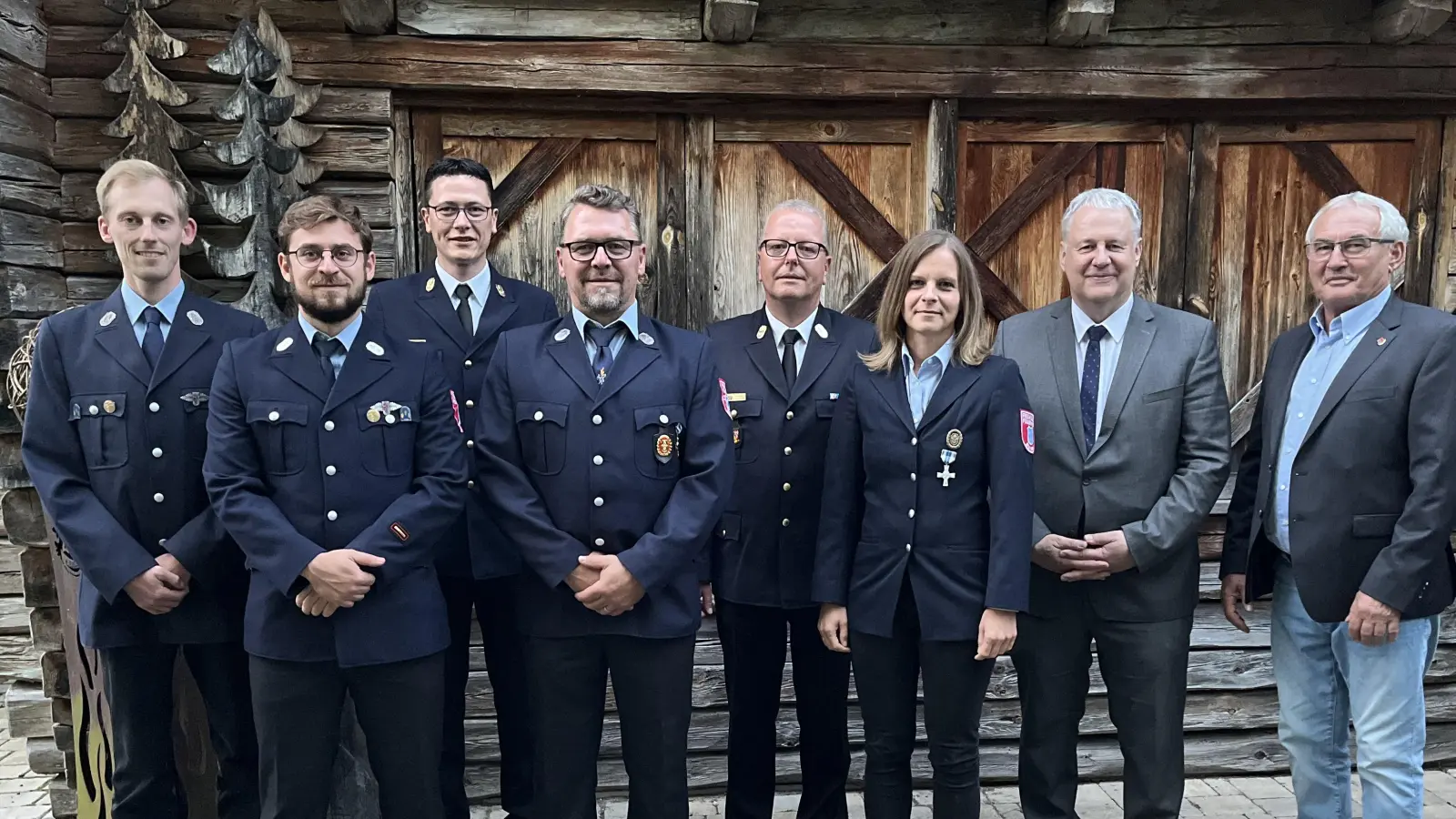 Von der Feuerwehr Emhof wurden geehrt: Michaela Barth (6. von links) und Rudolf Werner (4. von links). (Bild: Christine Hollederer)