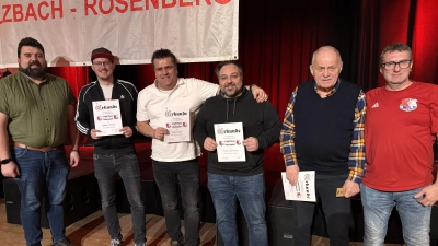 Ehrungen beim FC-Bayern-Fanclub: (von links) Bürgermeister Stefan Frank, die Jubilare Tobias Christau, Jürgen Graf, Timo Hartmann, Simon Zellerer und Vorsitzender Gerhard Pickel. (Bild: Günther Wedel)