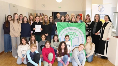 Die Umweltbeauftragten der einzelnen Klassen zusammen mit Frau Äbtissin M. Laetitia Fech, Schulleiterin Kerstin Reiter und den verantwortlichen Lehrkräften Verena Pentner und Michaela Mark (von rechts nach links) (Bild: Gerhard Skupin)
