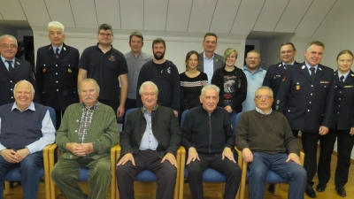 Mit Urkunden und Nadeln werden langjährige Mitglieder der Feuerwehr Altenstadt/WN von Wolfgang Müller (hinten, links) ausgezeichnet.  (Bild: adj)