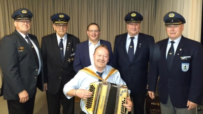 Stellvertretender KV Helmut Kramer, Bezirksvorsitzender Josef Hartinger, 2. Bürgermeister Egbert Völkl, stellvertretender KV Peter Breitschafter und Kreisvorsitzender Josef Hauer (von links).  (Bild: Josef Hauer)
