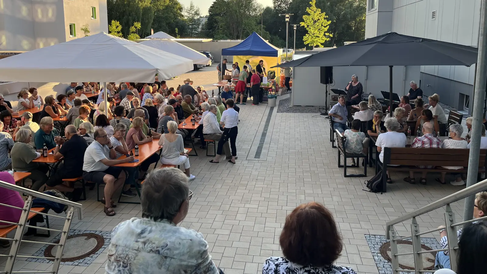 Ein warmer Sommerabend und die Musik von „Bibi and Friend“ luden zum Verweilen im Innenhof des Quartiers Neue Naabwiesen ein. (Bild: Viola Vogelsang-Reichl)