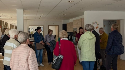 Gruppe der Seniorenbeauftragten mit Frau Ackermann bei der Besichtigung der Tagespflege.  (Bild: Cornelia Stahl)