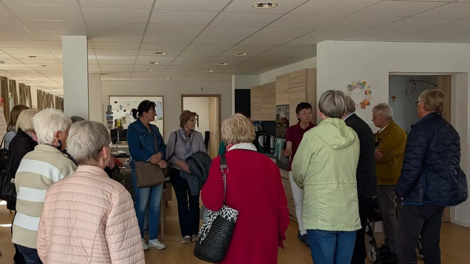 Gruppe der Seniorenbeauftragten mit Frau Ackermann bei der Besichtigung der Tagespflege.  (Bild: Cornelia Stahl)