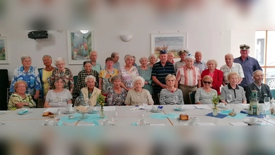 Teilnehmer des Seniorentreffs zum Erinnerungsbild für den Sommer mit Seniorentreffleiterin Elisabeth Schaller (links außen), den Seemännerchor (rechter Teil) und Kolpingvorsitzender Michael Koller (rechts).  (Bild: Erhard Hirmer)