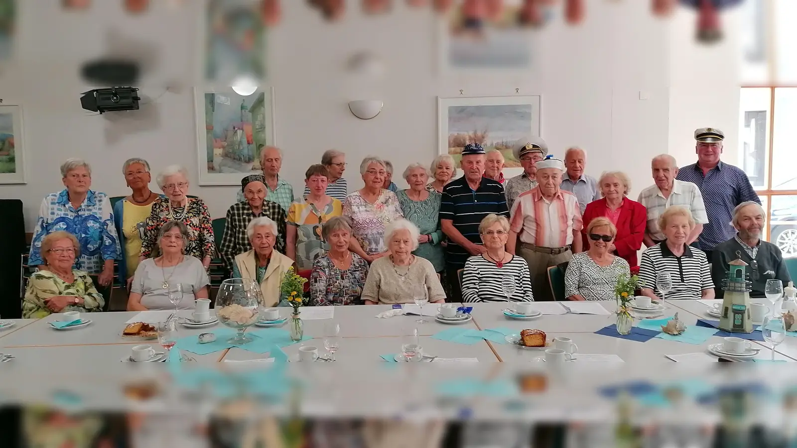 Teilnehmer des Seniorentreffs zum Erinnerungsbild für den Sommer mit Seniorentreffleiterin Elisabeth Schaller (links außen), den Seemännerchor (rechter Teil) und Kolpingvorsitzender Michael Koller (rechts).  (Bild: Erhard Hirmer)