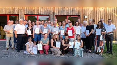 Auf dem Bild sind alle geehrten Sängerinnen und Sänger mit Pfarrer Arnold Pirner (links) und Leiterin Larissa Burgardt (rechts) zu sehen. (Bild: Silvia Ippisch)