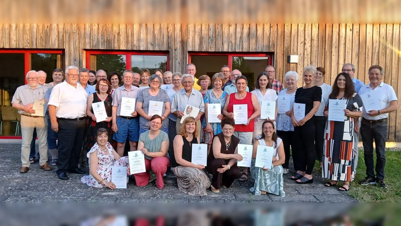 Auf dem Bild sind alle geehrten Sängerinnen und Sänger mit Pfarrer Arnold Pirner (links) und Leiterin Larissa Burgardt (rechts) zu sehen. (Bild: Silvia Ippisch)