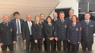 von links: Kommandant Ulli Preißinger, Bürgermeister Wolfgang Haberberger, stellvertretender Landrat Albert Nickl. Evi Sloot, KBM Jürgen Haider, Sonja Pospischil, KBR Marco Saller, Ralf Malik, KBI Wolfgang Schwarz, Carola Schläger und Kommandant Jörg Schläger.  (Bild: Jürgen Gebhardt)