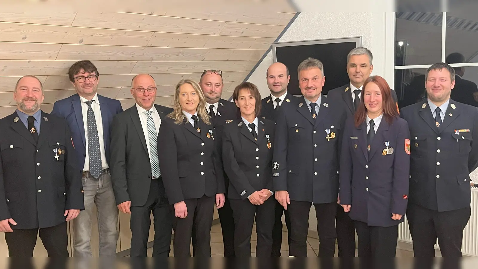 von links: Kommandant Ulli Preißinger, Bürgermeister Wolfgang Haberberger, stellvertretender Landrat Albert Nickl. Evi Sloot, KBM Jürgen Haider, Sonja Pospischil, KBR Marco Saller, Ralf Malik, KBI Wolfgang Schwarz, Carola Schläger und Kommandant Jörg Schläger.  (Bild: Jürgen Gebhardt)